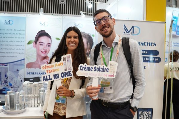Khách thăm quan checkin tại gian hàng MD Cosmedi