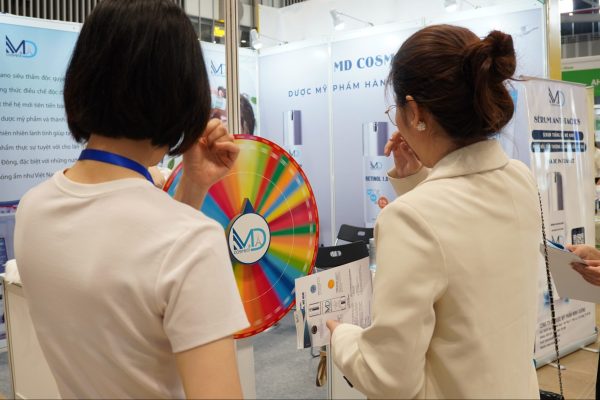 Khách tham quan tham gia vòng quay may mắn - quay là trúng tại gian hàng