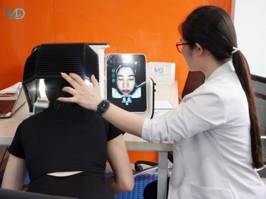 Bác sĩ tiến hành soi da tại “Ngày hội chăm sóc da chuẩn y khoa”